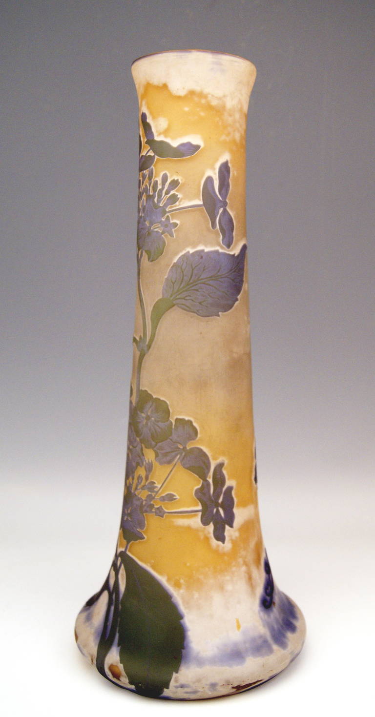 Gallé Nancy Tall Vase Hydrangea Flowers Art Nouveau height 17.91 inches, c.1910 In Excellent Condition In Vienna, AT