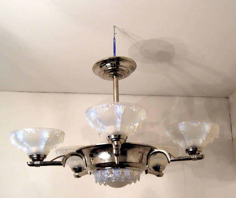 Elegant Art Deco French Chandelier White Frosted Glass France made c. 1930 In Excellent Condition For Sale In Vienna, AT