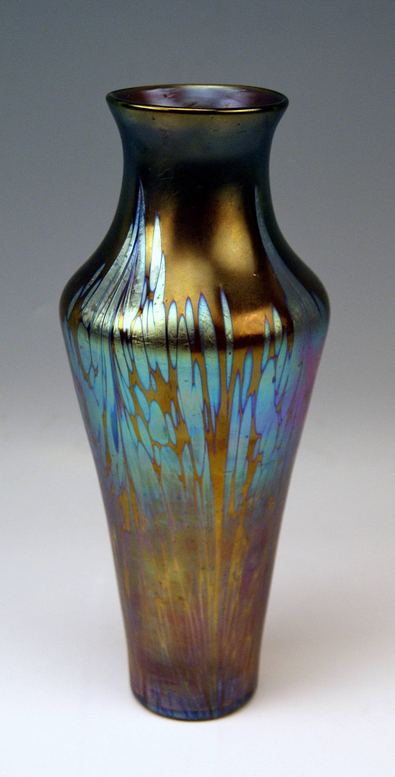 Early 20th Century Vase Loetz Widow Art Nouveau Phaenomen Gre 2/484 Medici, circa 1900-1905
