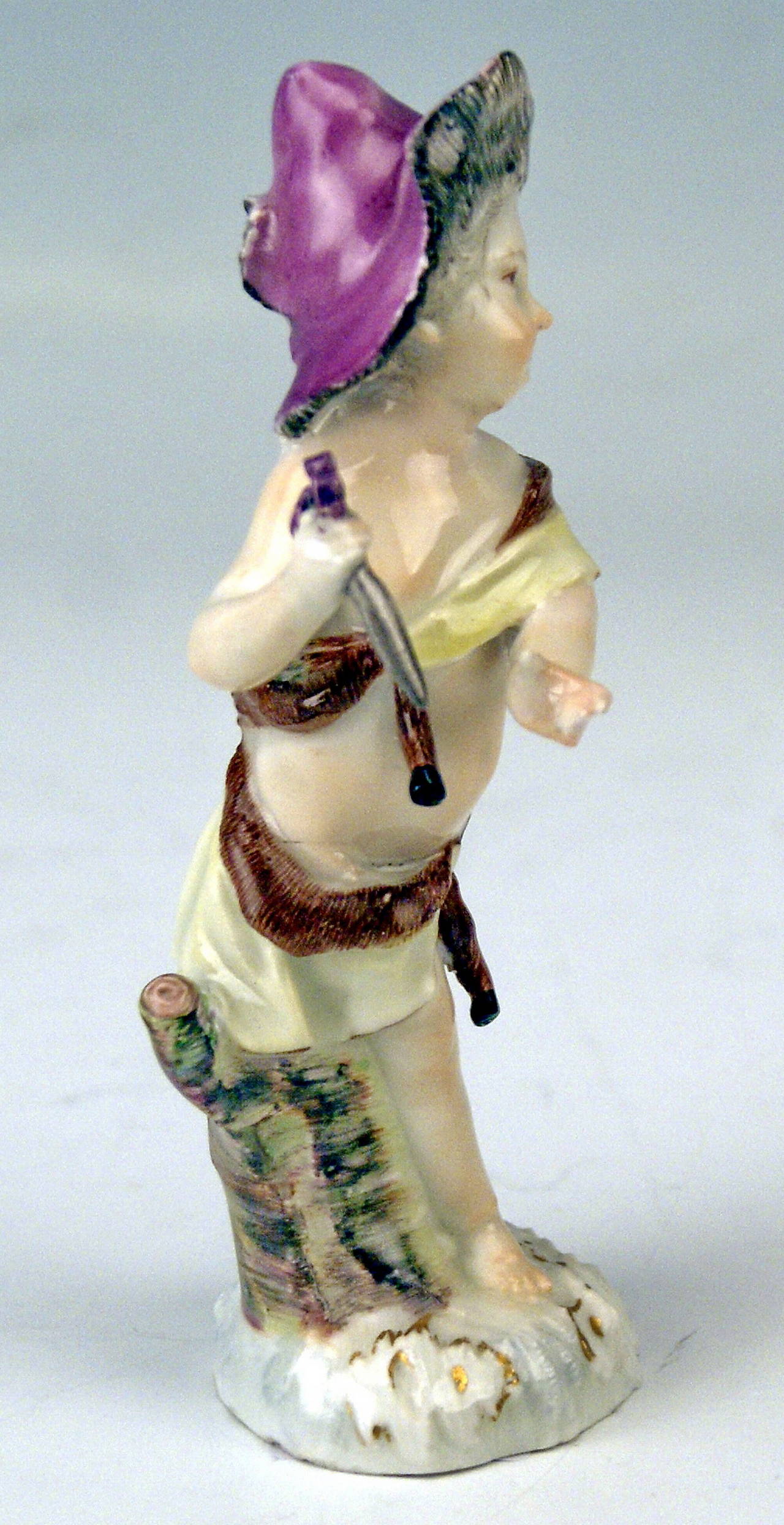 Meissen Lovely Cherub Rococo Figurine:
Cherub as Hunter Holding Dagger (= RARENESS DUE ITS EARLY MEISSEN MANUFACTURING DATE !)

DATING:     ROCOCO PERIOD    MADE SECOND HALF OF 18th CENTURY  (circa 1760-70)
MATERIAL:   white porcelain, glossy