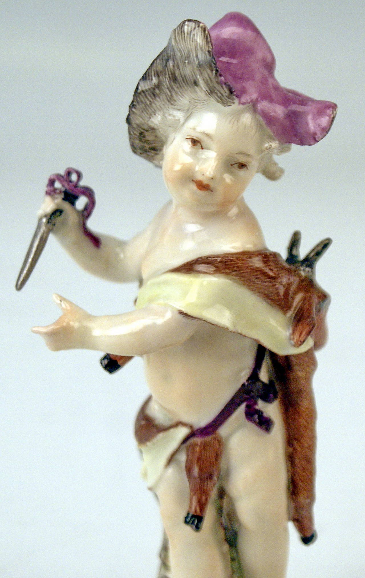 MEISSEN CHERUB MIT DAGGER UND QUARRY ROCOCO-CIRCLE OF KAENDLER ca. 1760-70 (Gemalt)