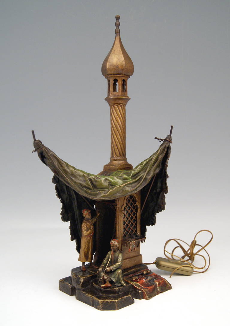 Precioso grupo de figuritas de Vienna Bronze de la famosa manufactura austriaca Bergman(n)  hacia 1890. 
El hombre árabe barbudo con turbante se ha sentado, protegido por una tienda. El hombre -acompañado de un criado- fuma en pipa. Detrás del