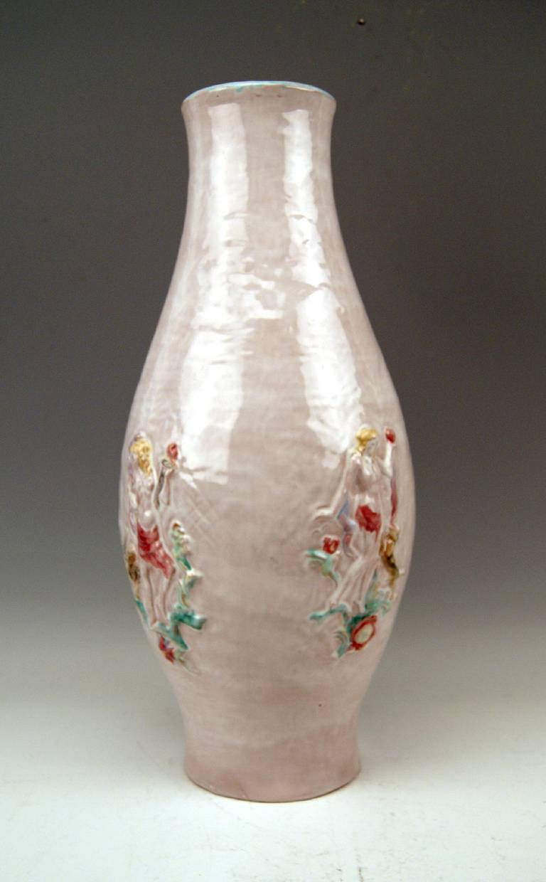 Grand vase autrichien en céramique  Les quatre saisons  Derive de la manufacture de Keramos / Vienne,  conçu par Susi Singer  (1895 - 1965)
fabriqué vers 1925

 Vase en céramique d'excellente facture et de forme très intéressante :
 Le vase