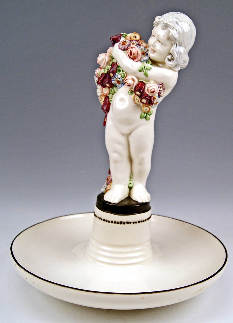 Très belle figurine de chérubin Art Nouveau attachée au centre de table.
fabriqué vers  1919      modélisé par Carl  KLIMT  (né en 1876 à Teplitz  - décédé en 1945 à Zinnwald  /   Bohème) 

Poinçonné :
fabriqué par Bernhard Bloch  /  Eichwald  