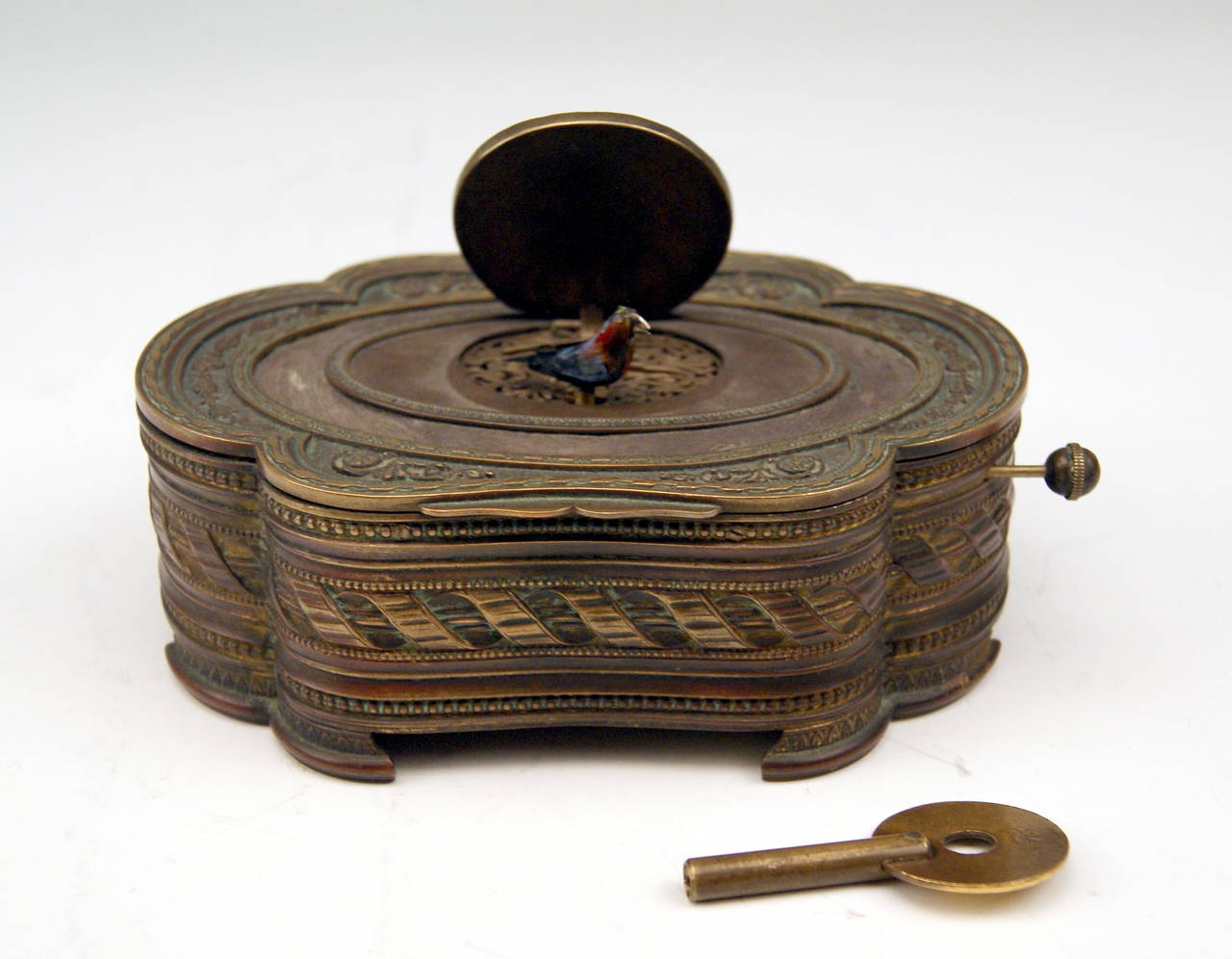 We're presenting here a very rare Automate of Singing Bird / Songbird, made in Vienna  (circa 1915 - 20). 
 The oval casket made of brass is shaped in following manner: Its edges are of wavy form type. The lid as well as its outer walls are