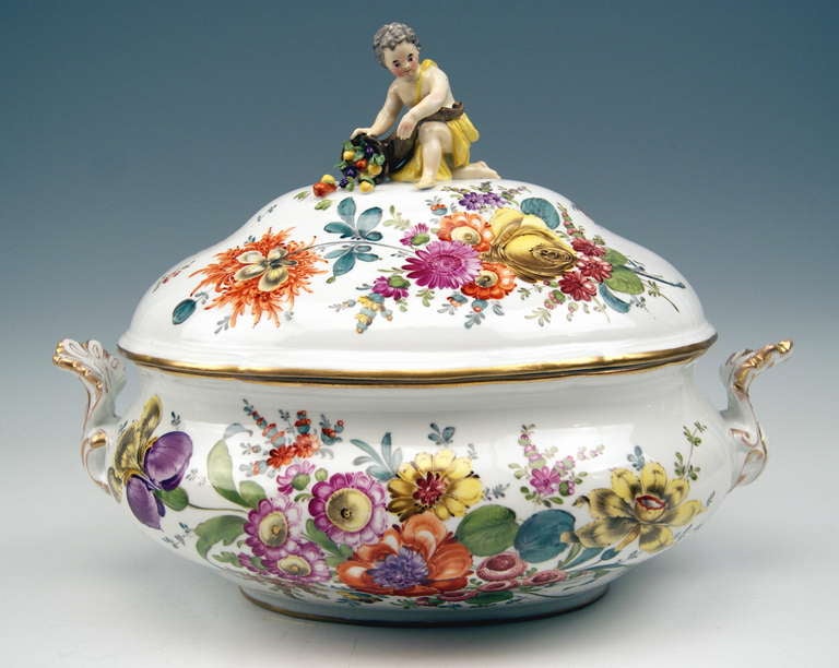 MEISSEN STUNNING LIDDED TUREEN FOR COLLECTION:
THE LIDDED TUREEN'S WALLS ARE STUNNINGLY PAINTED WITH SUPERB FLOWER PAINTINGS DEPICTING VARIOUS FLOWER TYPES SUCH AS DAHLIAS, ROSE FLOWERS, POPPIES, ANEMONES, TULIPS etc. THE TUREEN HAVING TWO HANDLES