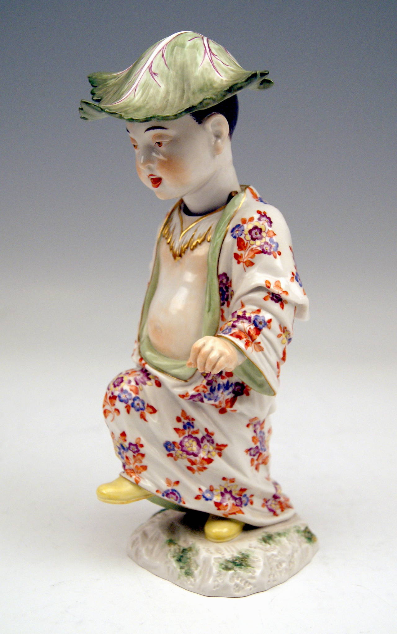Meissen Chinese Boy with Hat made of Cabbages' Leaves Kändler made 20th century In Excellent Condition In Vienna, AT