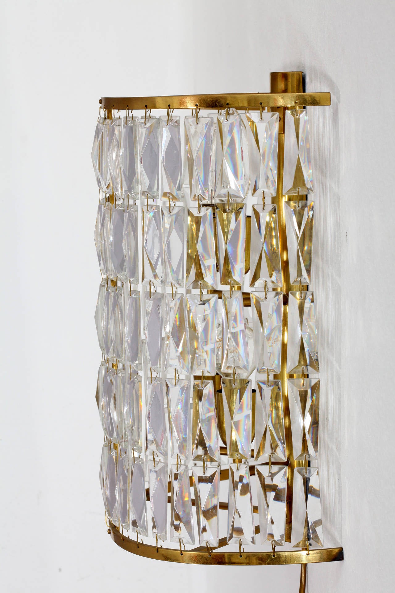 Pair of high quality Vienna crystal glass sconces,
attributed to Bakalowits & Sohne,
Vienna, 1950.
Hand-cut crystals in the form of rhombs.
Brass frame.
Measures: Height 15