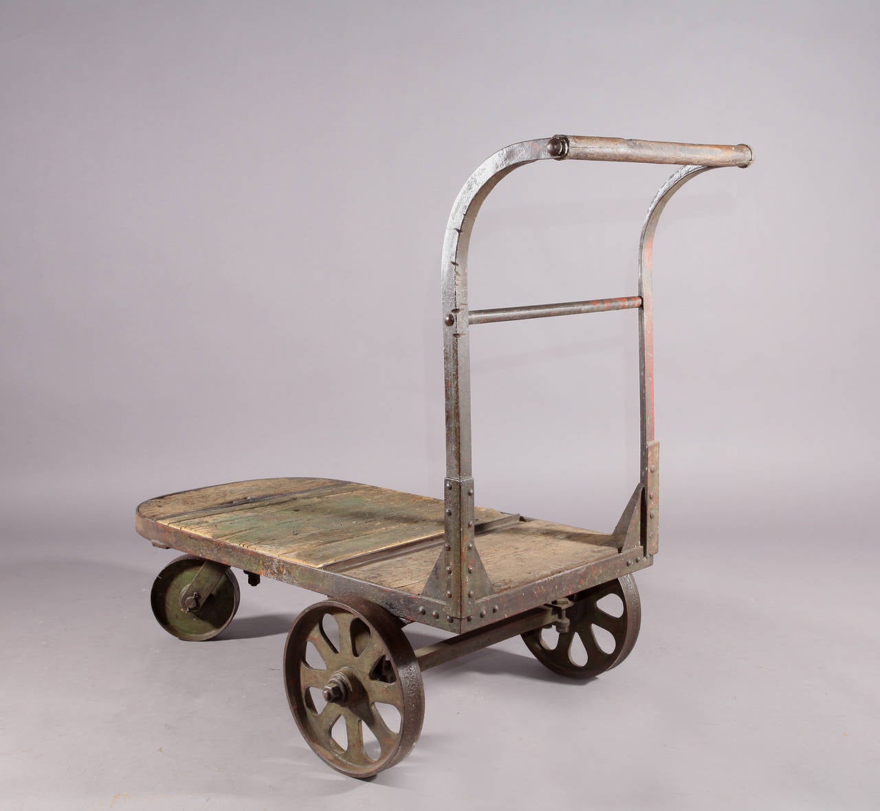 Rolling Industrial cart,
early 20th century.
Cast iron wheels.
Iron wheels and frame or wooden plate.
An original piece of history.
Measures: Length 551/8