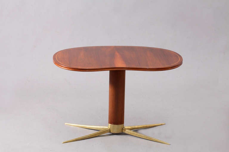 Coffee table,
designer Oswald Haredtl
Vienna, 1950
Oval plate with line intarsie,
Walnut, brass legs.