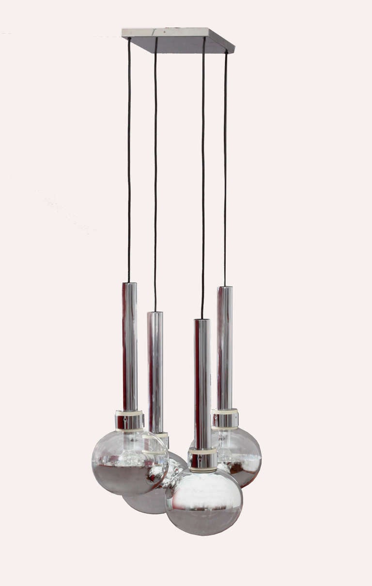 Space Age multi pendant
Manufacture Staff Leuchten
model 52385
Germany, 1970
Horizontal mirroring glass balls in different length
Chromed metal.