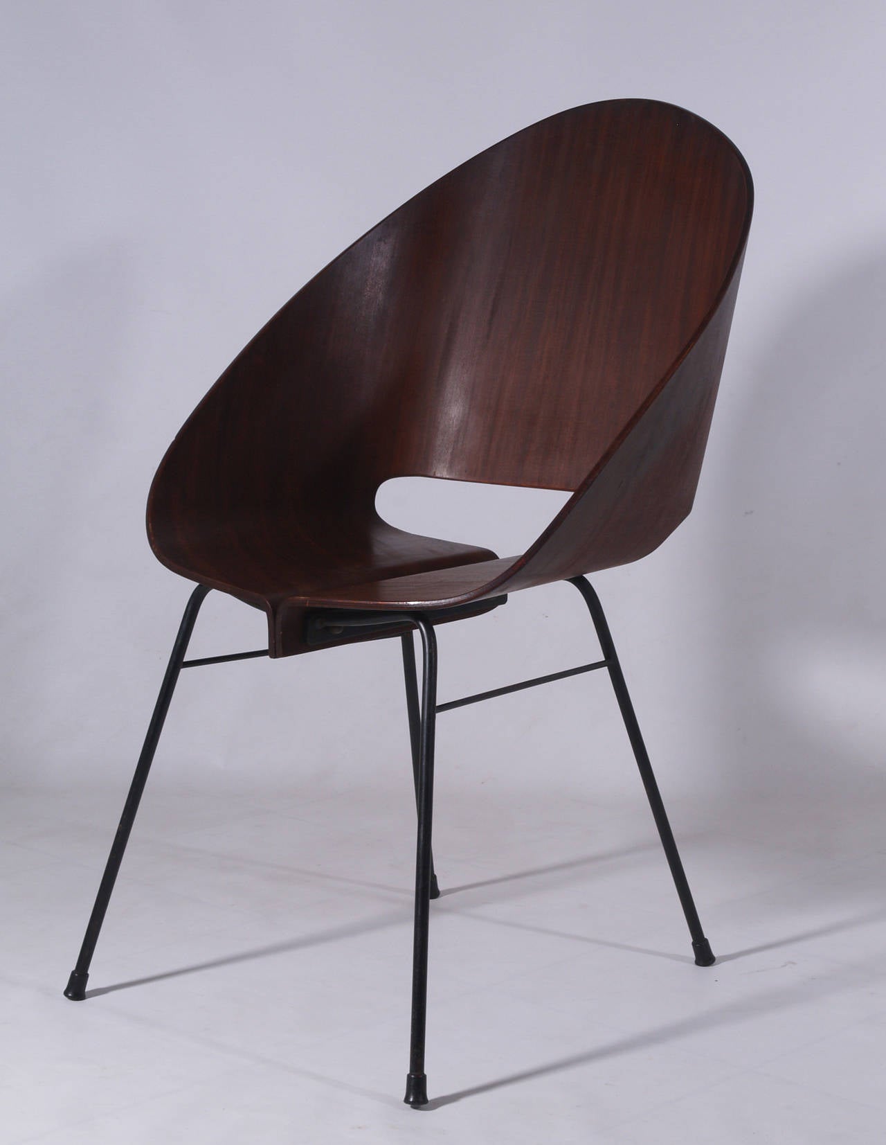 Four stacking chairs,
attributed Vittorio Nobili,
Italy, 1950.
molded mahagoni plywood,
black lacquered iron legs.
Measure: width 20" (50cm), depth 21" (55cm), height31" (81cm).