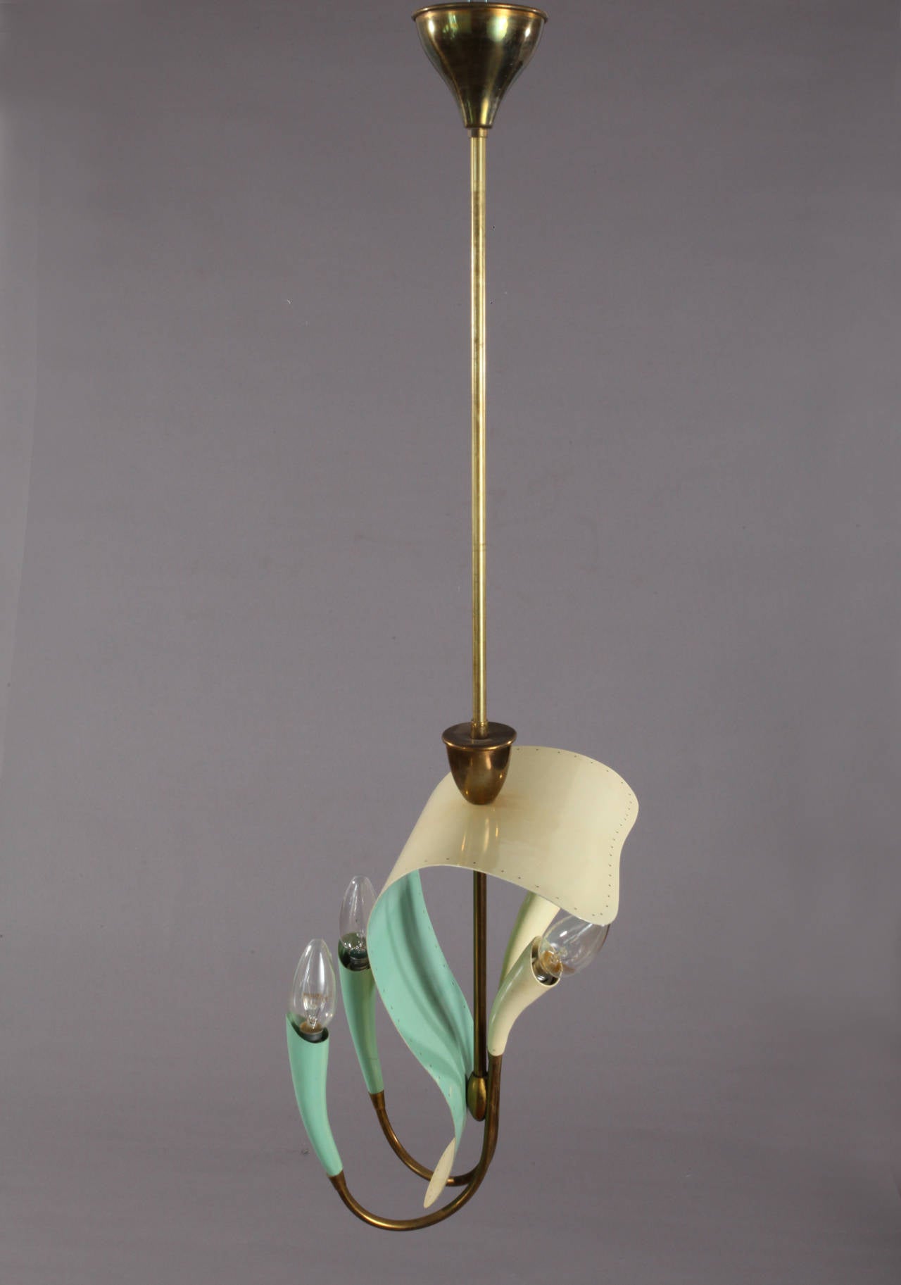 Hanging lamp,
Attributed to Stilnovo,
Italy, circa 1954
Two-color enameled, brass stem,
Four lamp sockets.
Measures: Height 40 inch (100 cm).