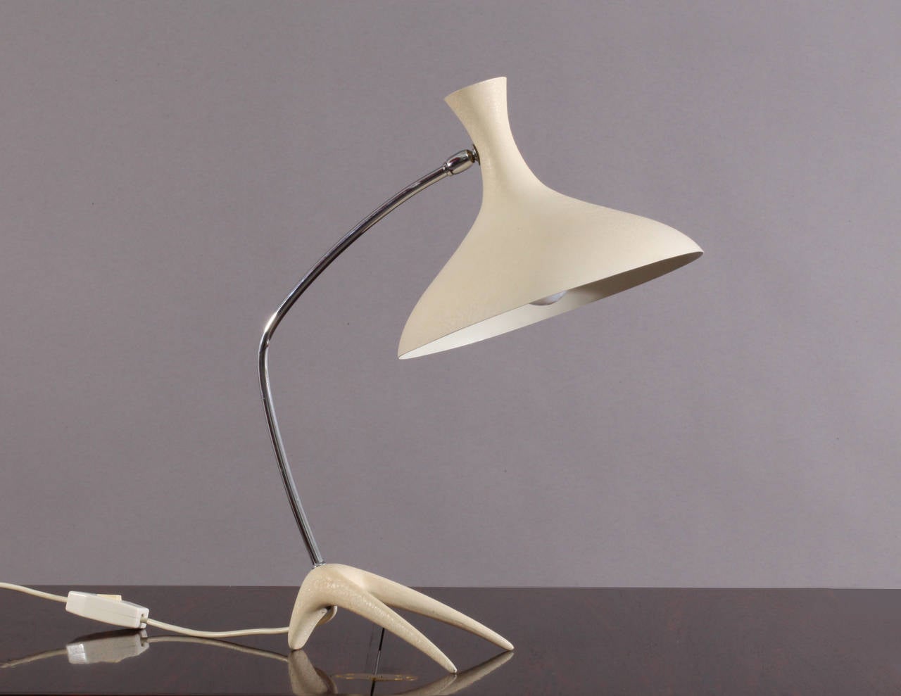 Table lamp,
Design Louis Kalff, 
Netherland, 1950. 
Cream laquered iron base, movable cream shade, chrome stem.
Measures: height 20