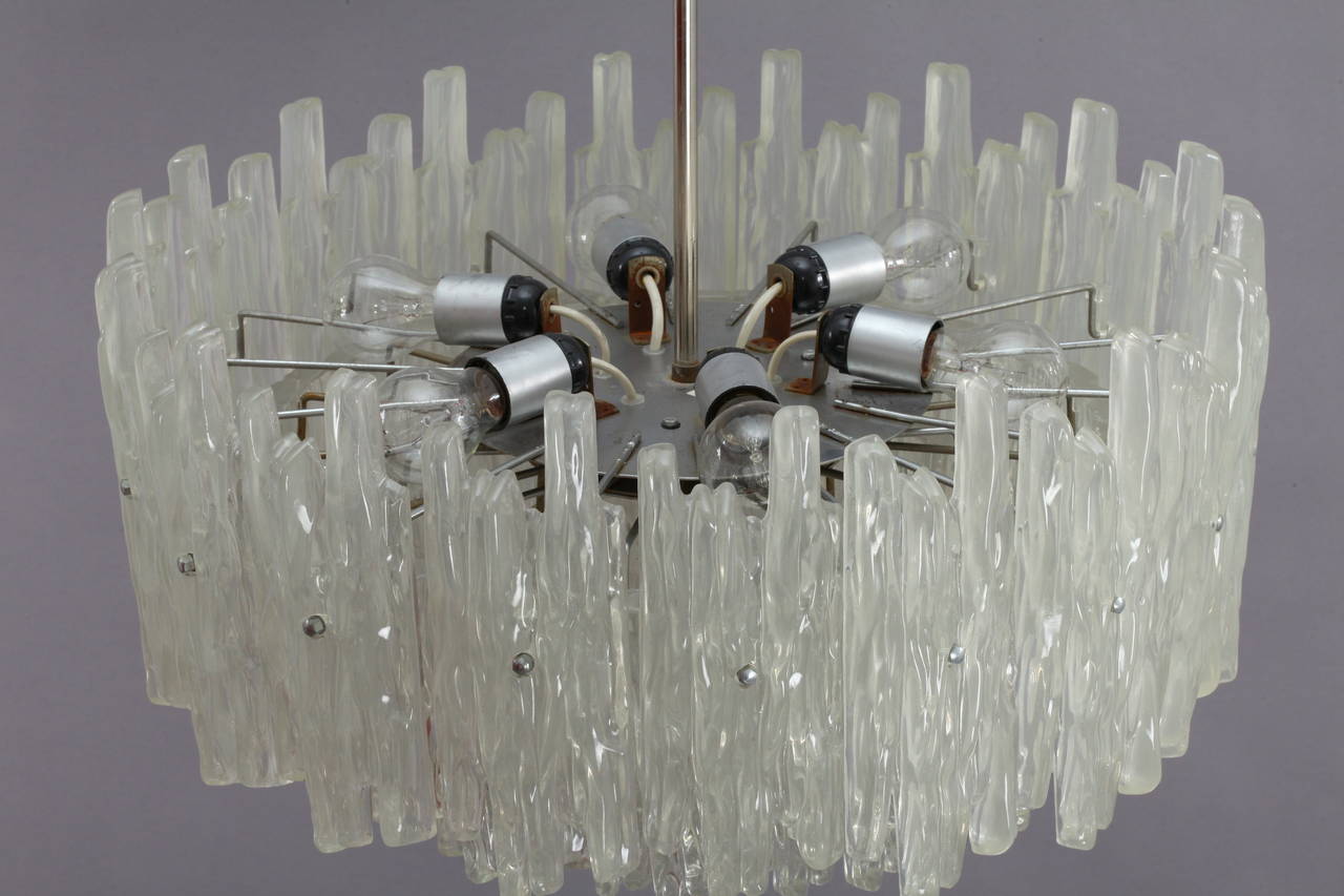 Lucite ice glass chandelier,
designed by J.T. Kalmar,
produ. Kalmar Vienna
chrome,
6 E 27 bulbs with 60 watt.
Dimension: Height 30 inch (75cm),
diameter 23 inch (60cm).