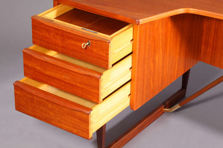 Very Rare Asymmetrical Teak Wood Desk by Peter Lovig Nielsen, Denmark, 1960 In Excellent Condition In Vienna, Vienna
