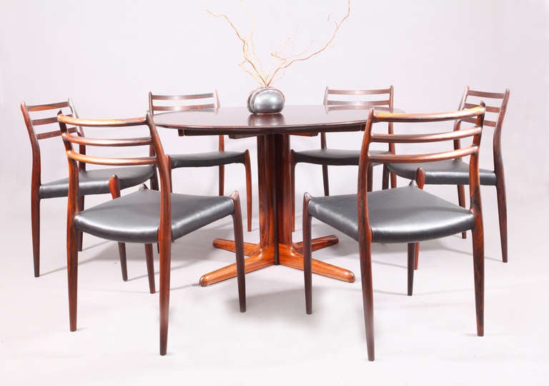 6 danish dining chairs in solid rosewood, 
model nr 78 
des. Niel Moeller, 
prod. J.L. Moeller. 
Denmark 1960

Extensible dining table in rosewood, 
prod. Dyrlund 
diameter 120cm, 
extensible 120x220cm.