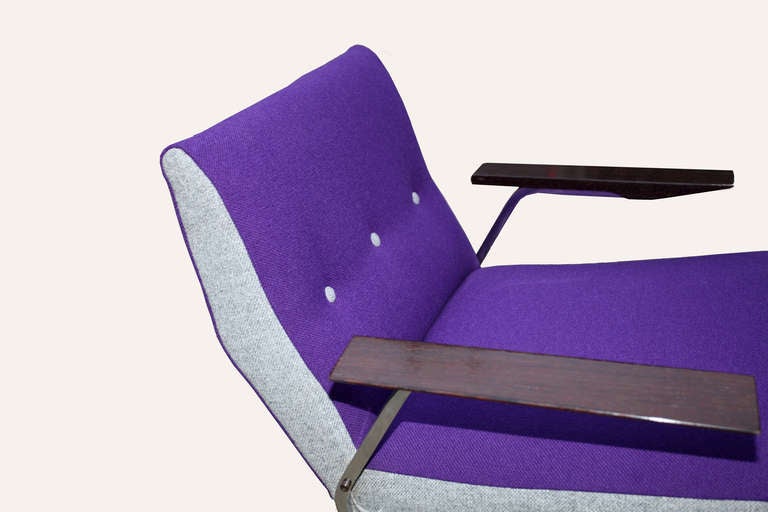 Two cantilever chairs,
Designer: Georges van Rijk,
Produced: Beaufort,
Belgium, 1955.
Cantilever chairs with chromed steelbase,
rosewood armrests,
and light gray/purple fabric.