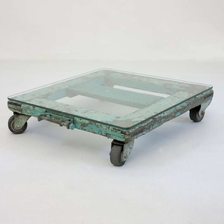 Glass top industrial table on wheels with original painting and finished.

Year: 1930 - 1940.

Measure: 60 x 60 x 15 cm.

We ship worlwide.

We speek english, spain, german.