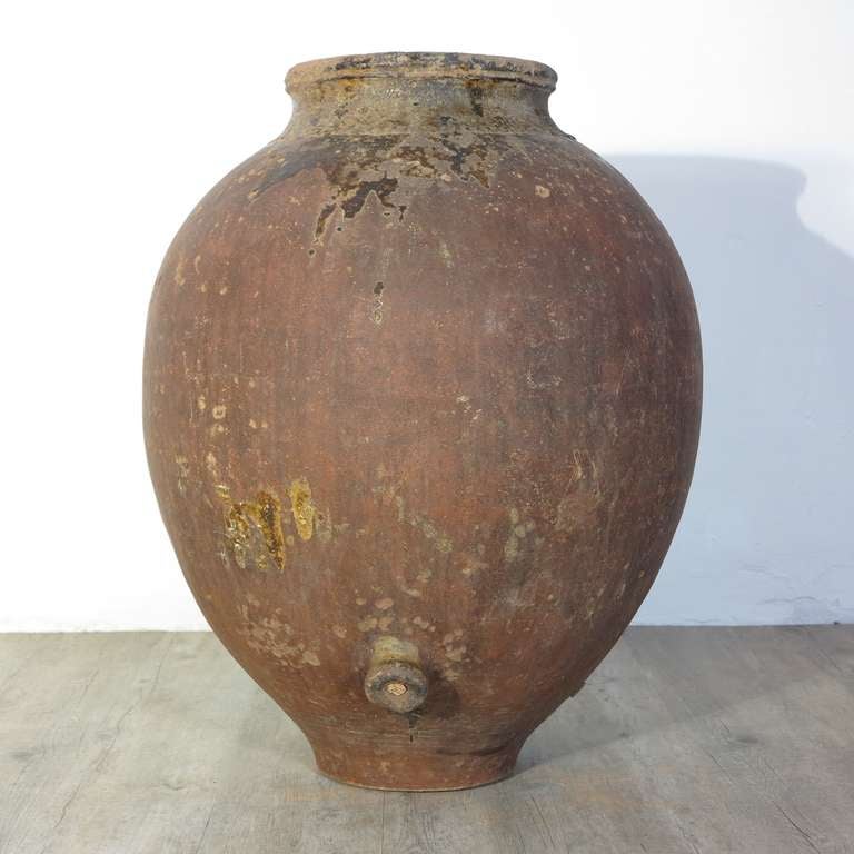 Tinaja / Impruneta terracotta wine amphora. Spain 1800 - 1820.

This Tinaja or Impruneta comes from Extremadura (Spain), and was still in use until last year. In this Tinaja was produced wine for generations since 1800. Is it in beautiful