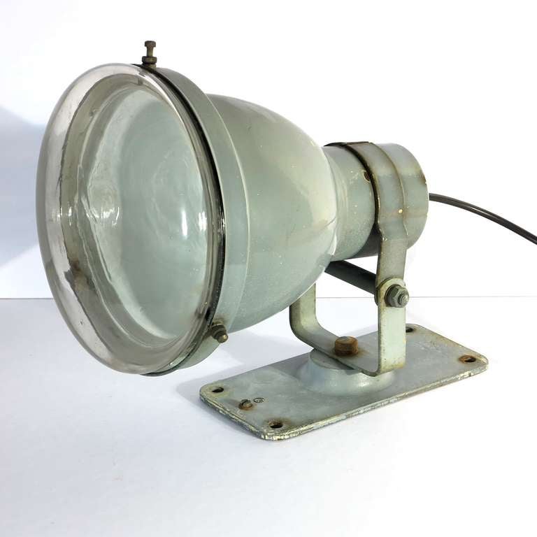 Industrial Spotlight Lamp.

Manufacturer: MUK Germany.

Year: 1930 - 1940.

Measure : 38 x 36 x 25 cm. (14.96 x 14.17 x 9.84 inch)

Condition : Good, very rare to find in this condition.

Works and gives a beautiful light.

Shipping is