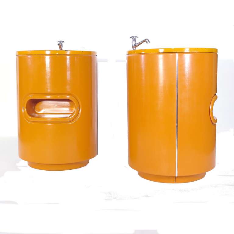 Zwei abnehmbare Waschbecken mit emaillierter Platte.

Design/One: Wahrscheinlich Luigi Colany.

Jahr: 1970 - 1975.

Abmessungen: Höhe 78 cm (30,71 Zoll). Durchmesser 55 cm (21,65 Zoll)

Zustand: Gut, bitte Bilder ansehen. Äußerst selten zu