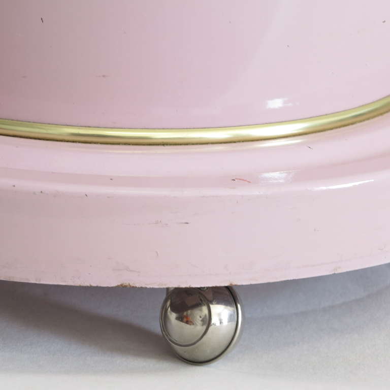 Makeup Vanity / Hairdresser table on wheels 

Enamelled in pink

Year: 1950 - 1955.

Measure: 104 x 52 cm.

Condition : Good.

Shipping is not included in price.

Shipping by DHL.

Shipping World, please ask.