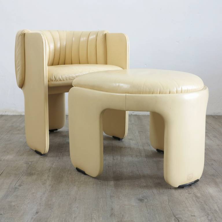 Lot of four armchairs and two stools.

Poltrona Frau is an Italian furniture maker located in Turin, Italy. 

They are recognized as designing chairs that are both modern and contemporary, using leather on most of their products. 

They have