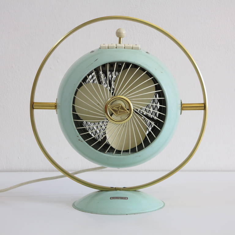 Very rare ventilator in very good condition.

The fan is usable for warm or cold air (220V).

Works very well.