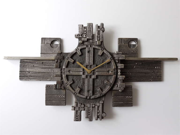 An Italian Brutalist wall clock front the 1960s. Made of cast iron, a very attention-grabbing wall clock. Works perfectly. Very good condition. measurements: 21