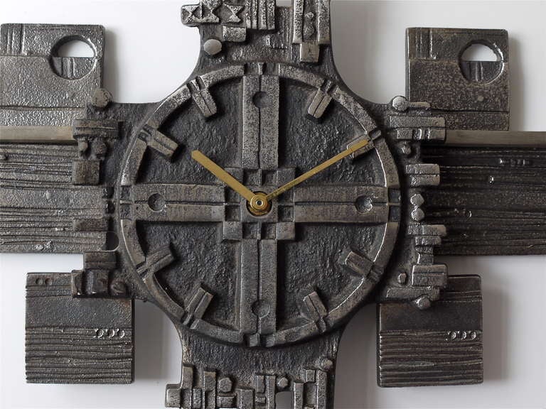 Italian Brutalist Cast Iron Modernist Wall Clock from the 1960s In Excellent Condition In Vienna, AT