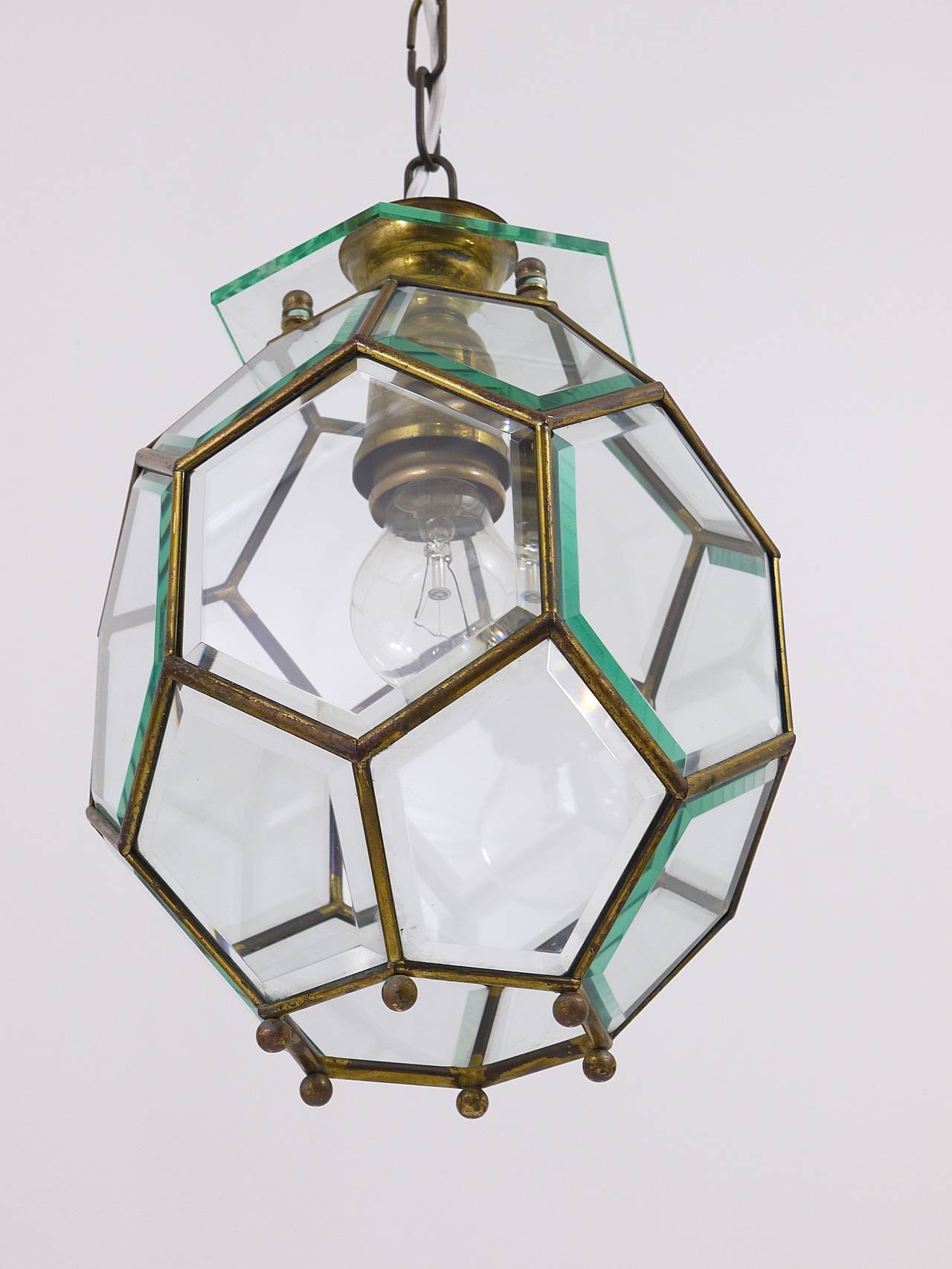 A very beautiful Austrian Secessionist movement pendant lamp, dated around 1900, in the manner of Adolf Loos. Made of brass and pentagonal facetted glass. In very good condition with nice patina on the brass. A very unique