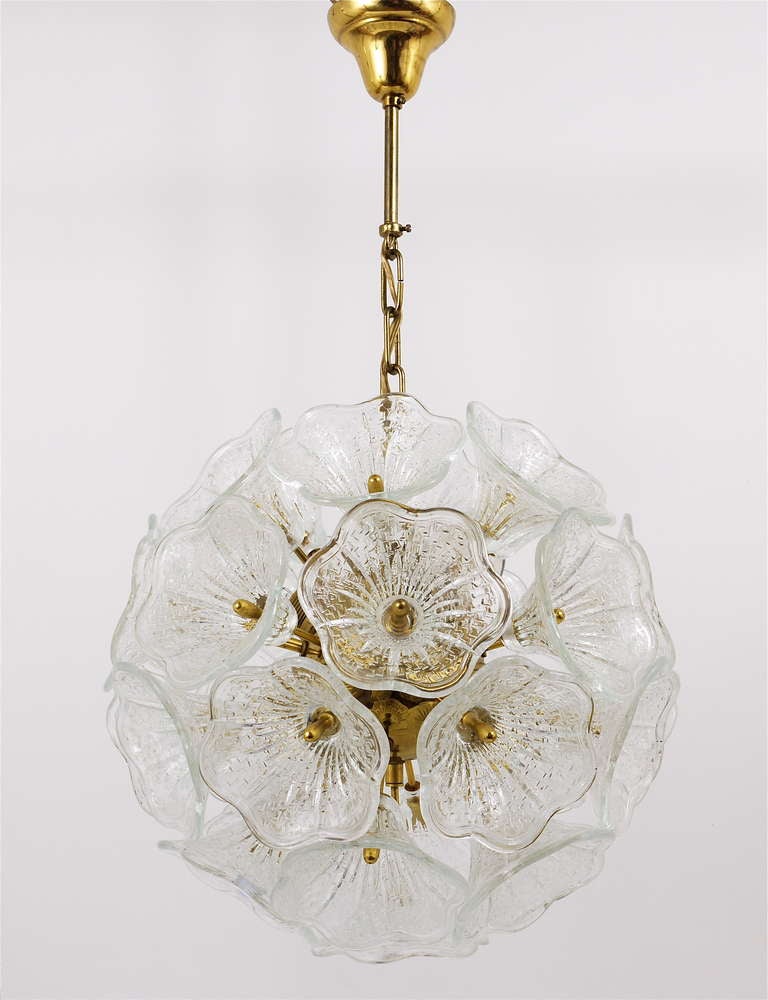 Italian Sputnik Glass Flowers Chandelier Brass Blowball From The 1960s In Good Condition In Vienna, AT