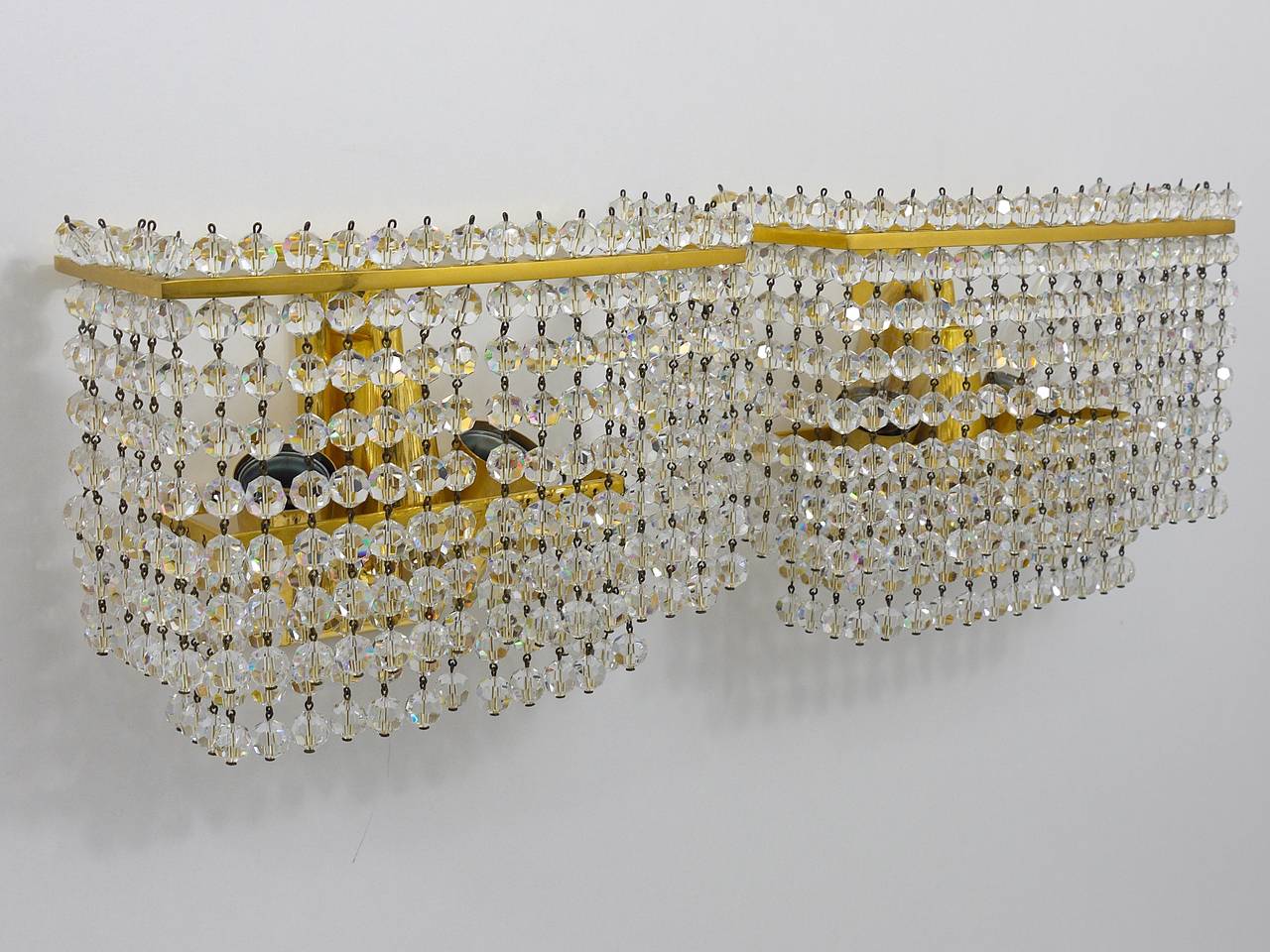 Lobmeyr, Paar quadratische, vergoldete Messing-Wandleuchter mit handgeschliffenen Kristallen, 1970er Jahre  im Angebot 1