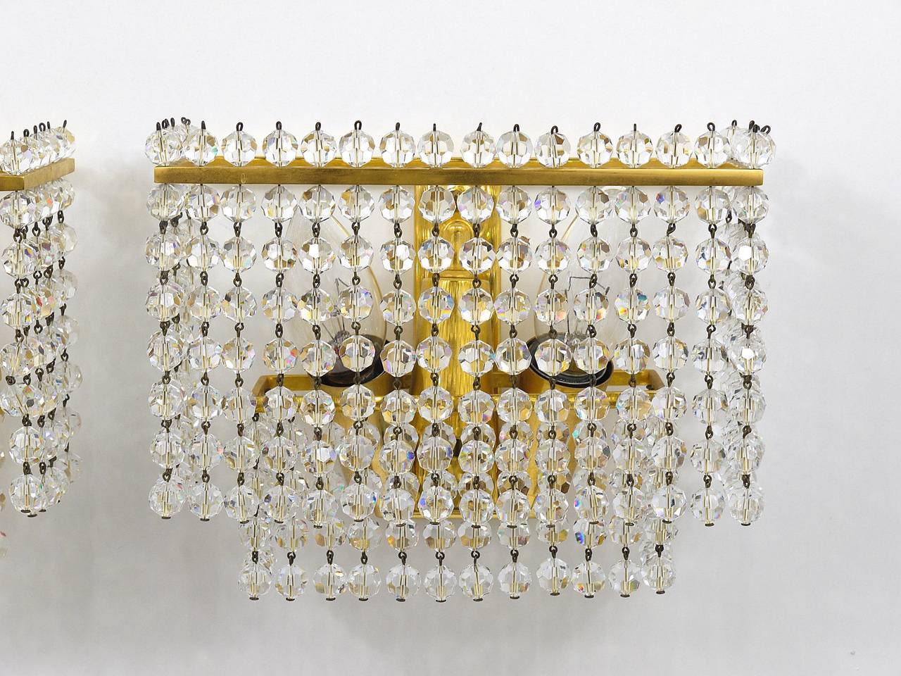 Lobmeyr, Paar quadratische, vergoldete Messing-Wandleuchter mit handgeschliffenen Kristallen, 1970er Jahre im Angebot 2
