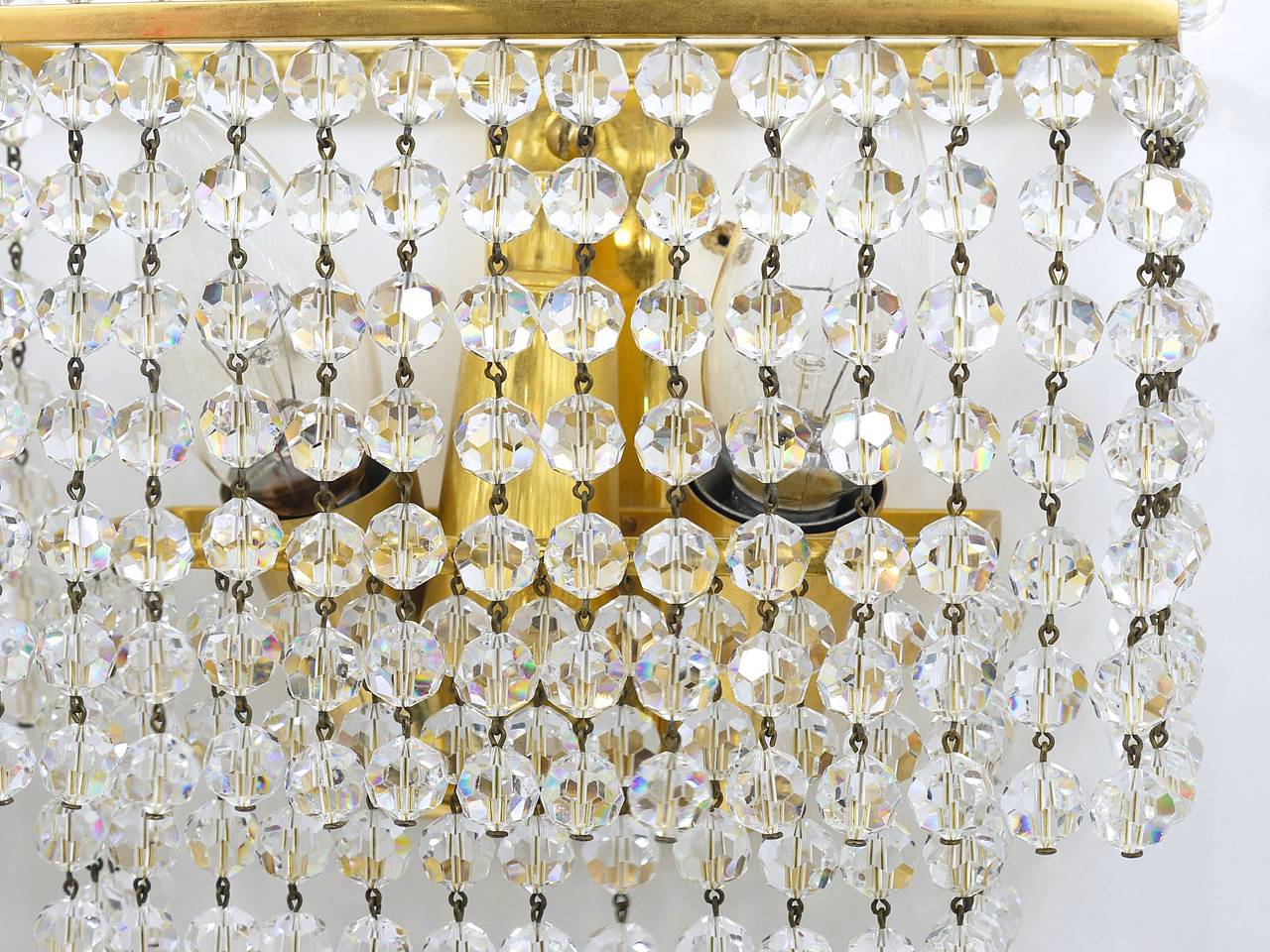 Lobmeyr, Paar quadratische, vergoldete Messing-Wandleuchter mit handgeschliffenen Kristallen, 1970er Jahre im Angebot 3