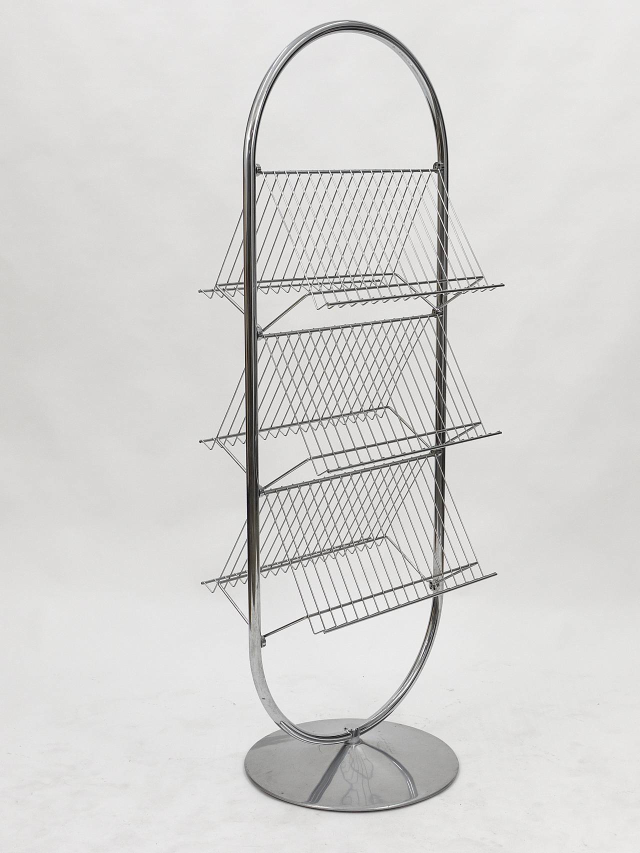 A chrome-plated VP-rack display stand with 6 shelves, designed in 1973 by Verner Panton, executed in the 1990s by Fritz Hansen, Denmark (discontinued). To use as a display rack oder magazine rack. In very good condition with marginal patina.