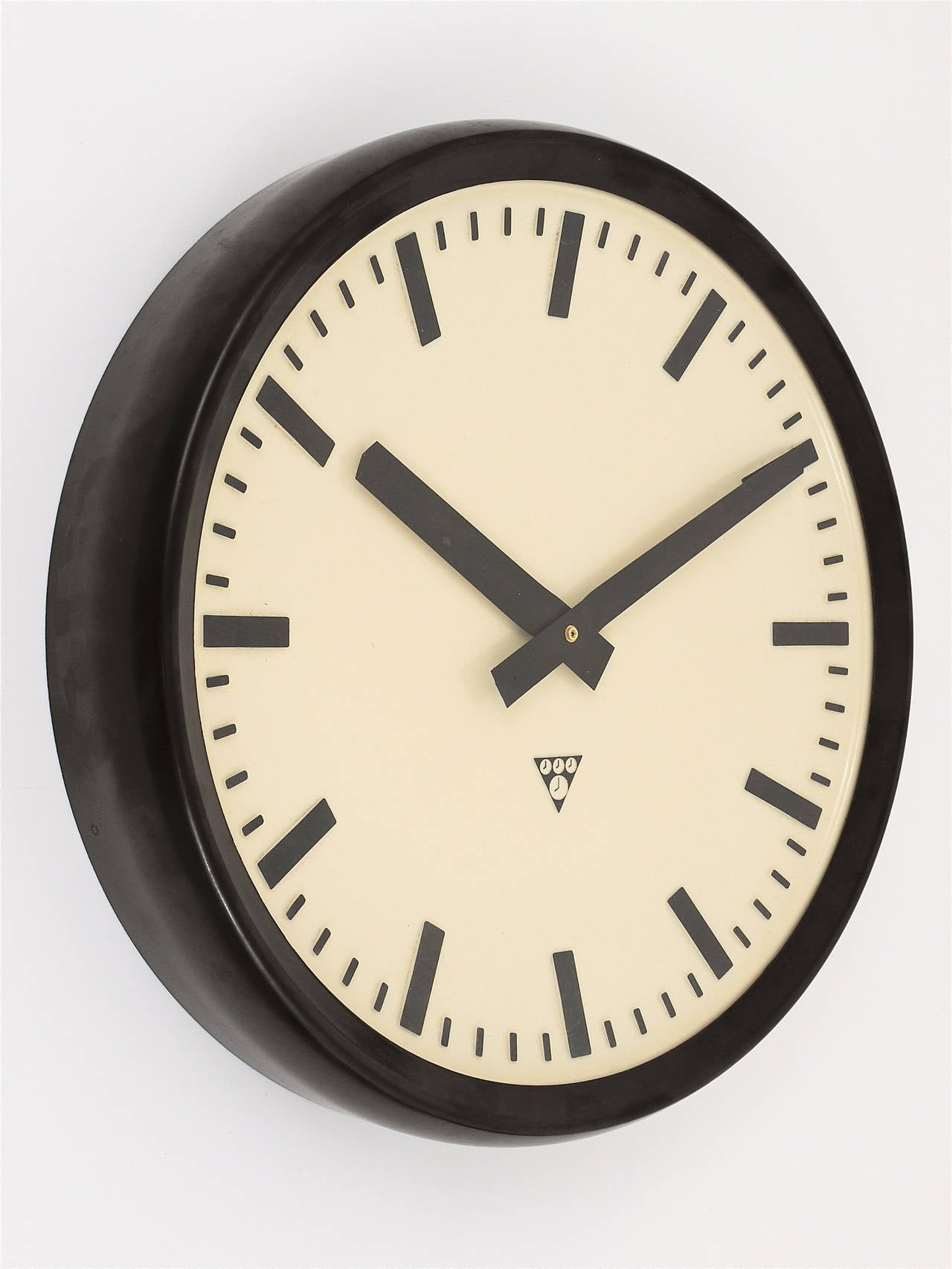 Very Big Bakelite Industrial Train Station Wall Clock, 1940s In Excellent Condition In Vienna, AT