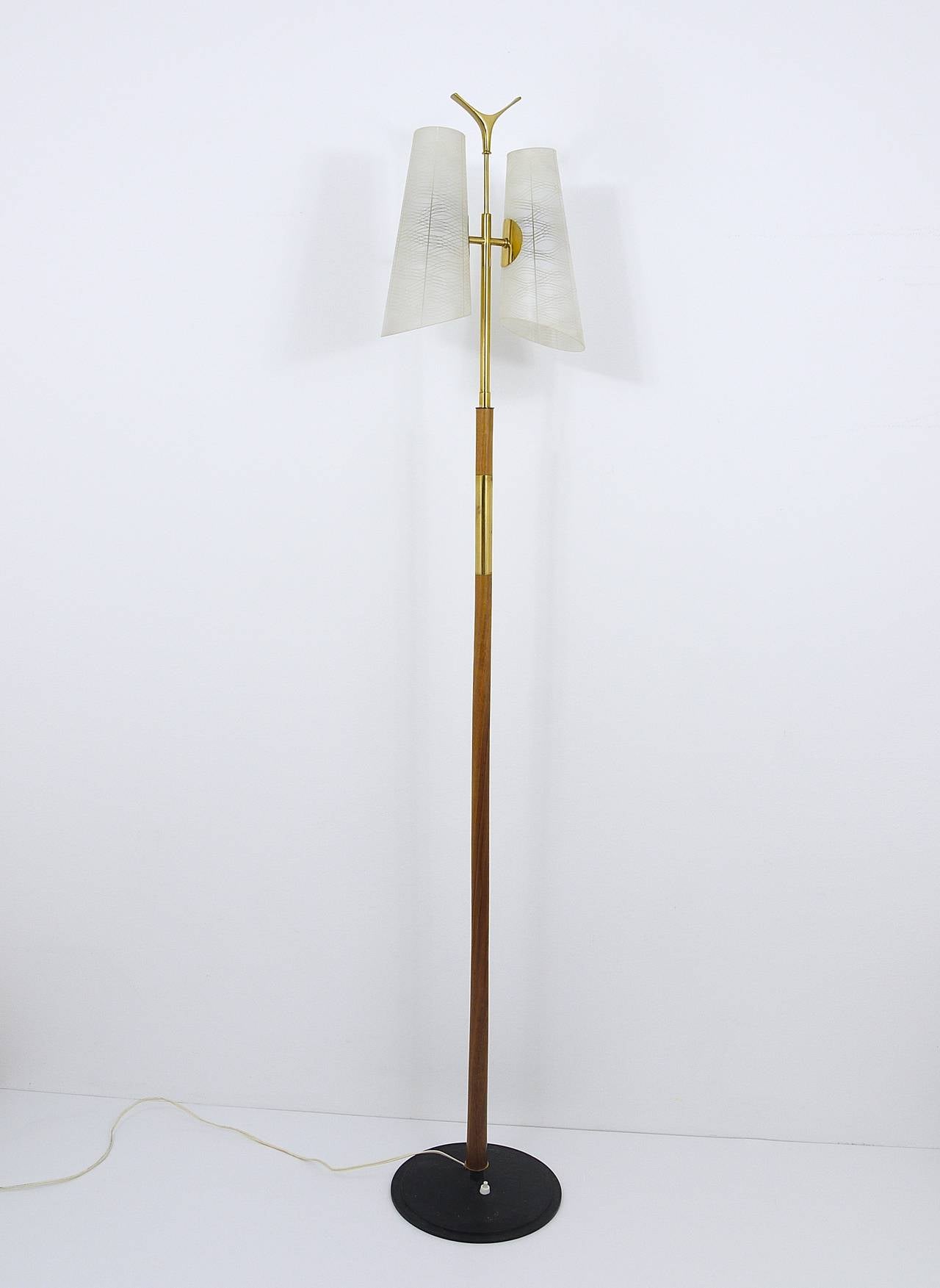 Autrichien Lampadaire en laiton du milieu du siècle Rupert Nikoll, Autriche, années 1950 en vente