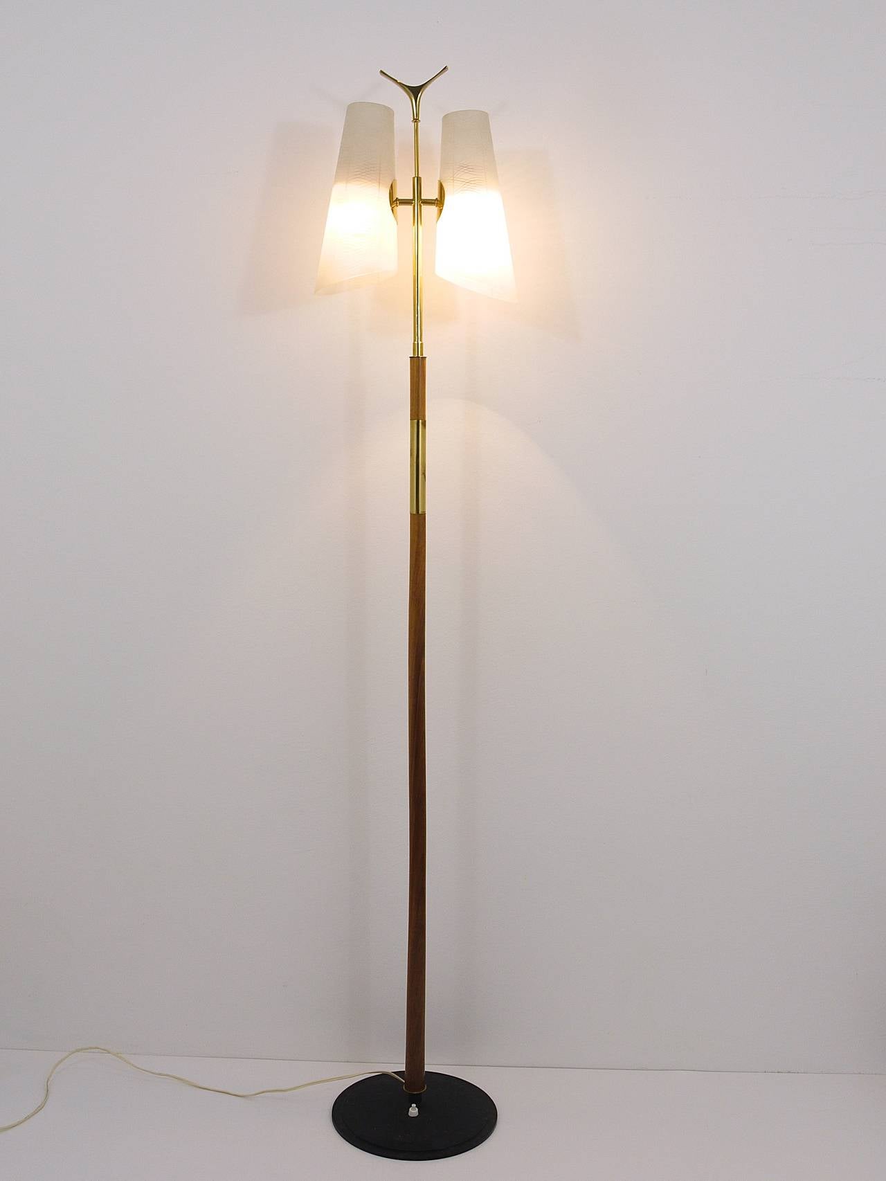 Rupert Nikoll Stehlampe aus Messing aus der Jahrhundertmitte, Österreich, 1950er Jahre im Zustand „Gut“ im Angebot in Vienna, AT