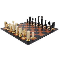Carl Aubock Jeu d'échecs moderniste en laiton corné avec plateau en cuir