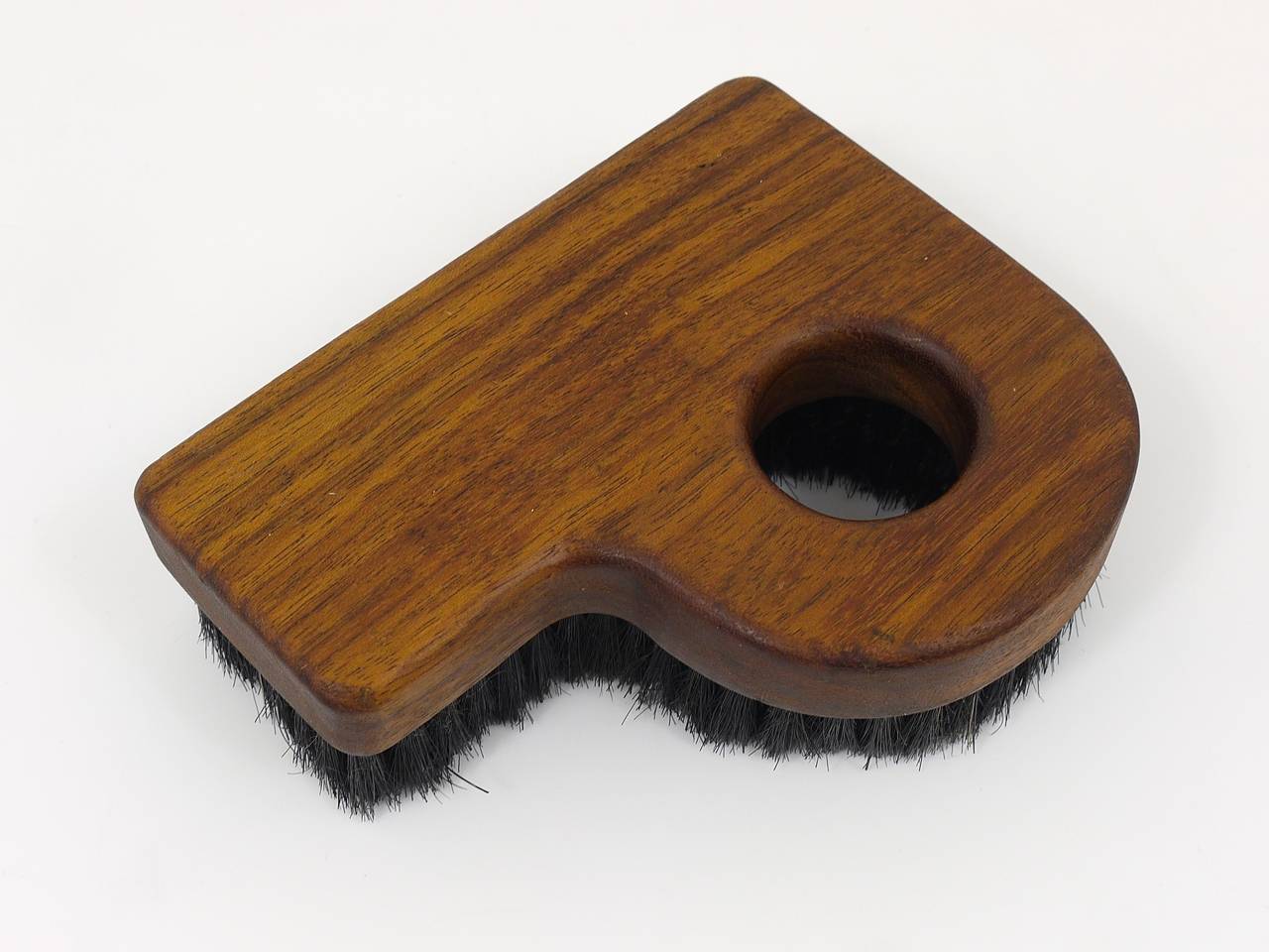 A beautiful P-shaped modernist clothes brush, designed and executed by Carl Aubock, Vienna, in the 1950s. Made of walnut and natural bristles. In excellent condition.