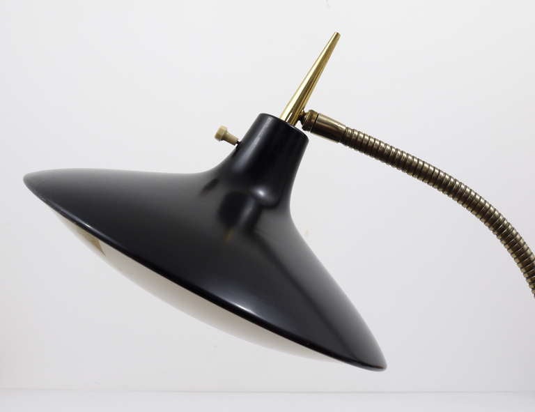 A beautiful modernist floor lamp from the 1950s. Model B-683,executed by Laurel, USA.  An amazing lamp, with a tulip base, an adjustable gooseneck and a beautiful 12