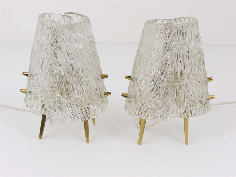 Pair J.T. Kalmar Brass & Textured Glass Mid-Century Table Lamps, Austria, 1950s In Good Condition For Sale In Vienna, AT