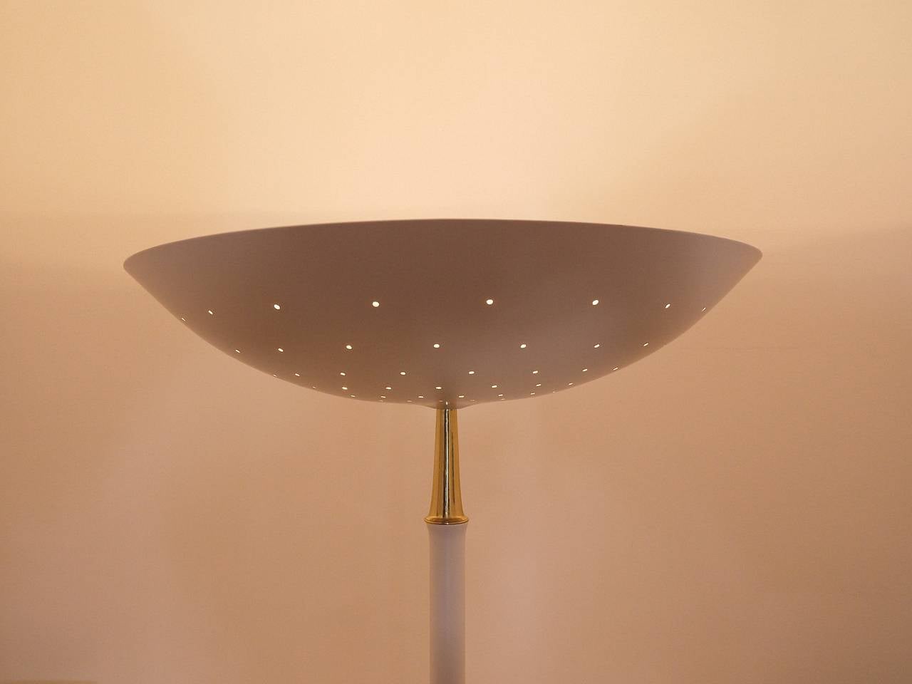 Eleganza della lampada da terra a luce abbagliante della metà del secolo scorso, stile Arteluce Stilnovo, anni '50 In condizioni buone in vendita a Vienna, AT