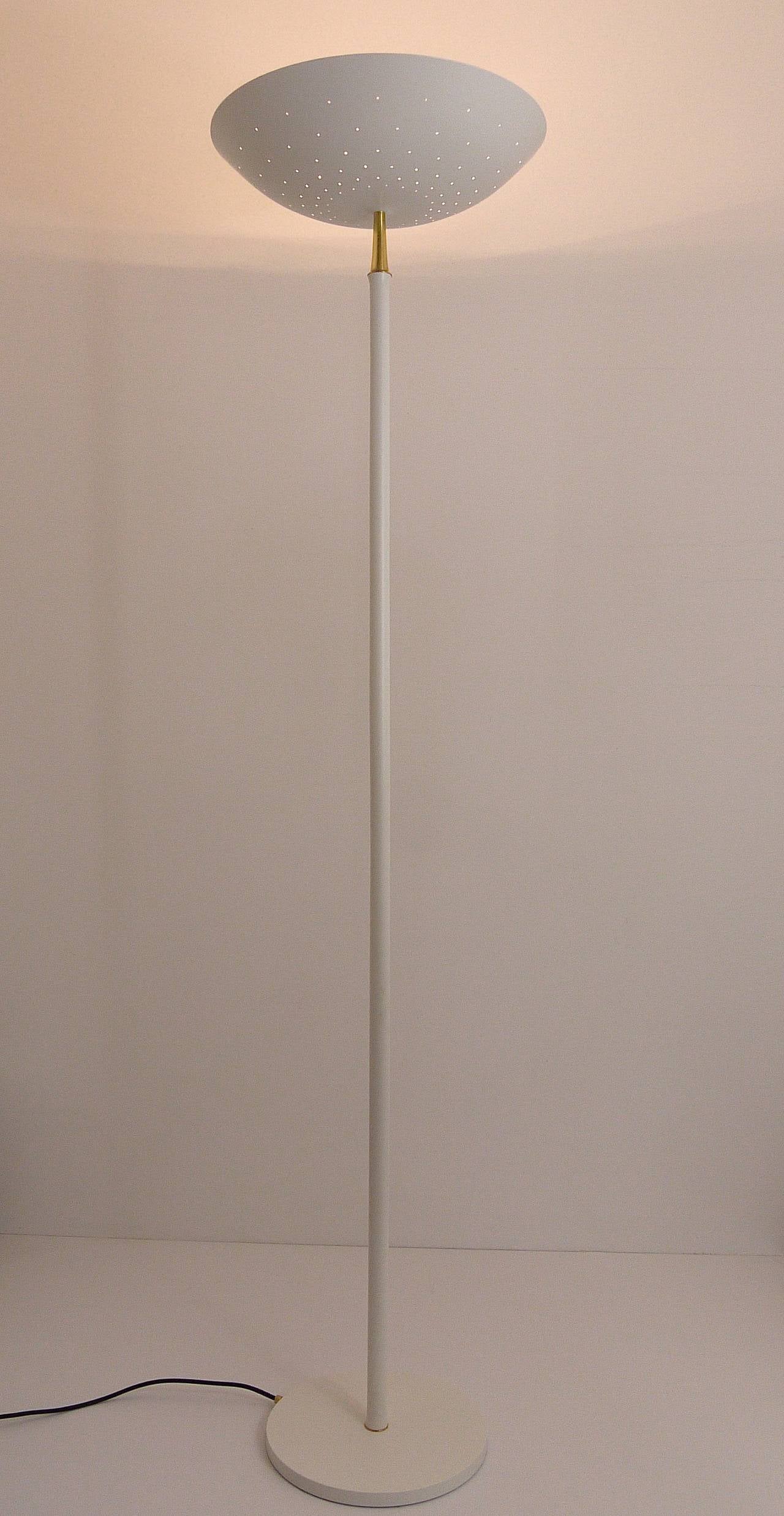 Mid-Century moderno Eleganza della lampada da terra a luce abbagliante della metà del secolo scorso, stile Arteluce Stilnovo, anni '50 in vendita
