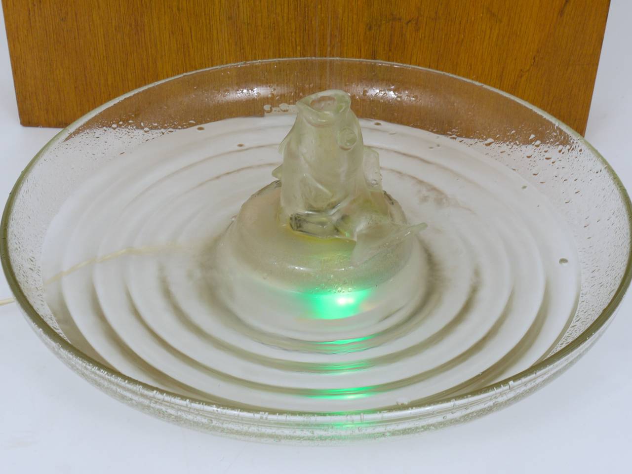 Beleuchteter Tischbrunnen mit einem Glasfisch:: 