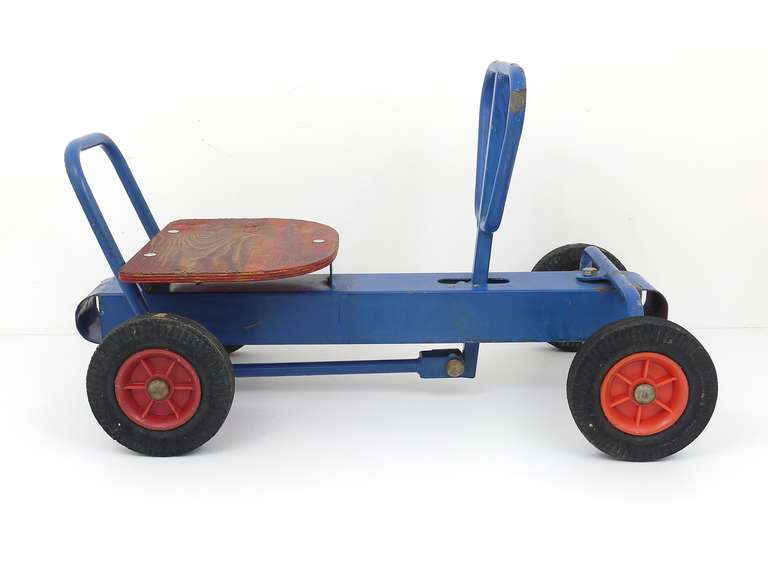 A Decorative Vintage Pedal Car Pump Car from the 1950s In Good Condition In Vienna, AT