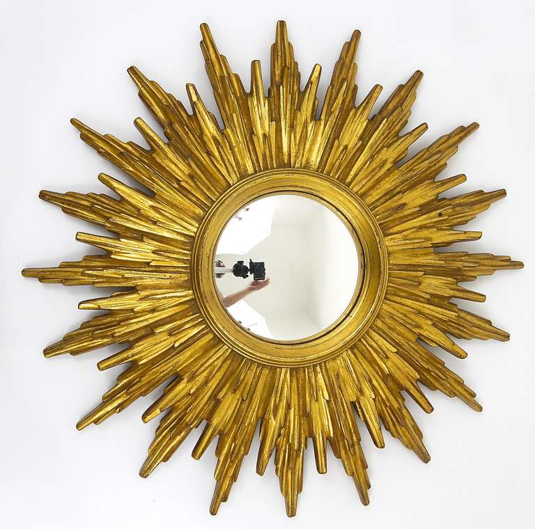 A very beautiful French sunburst mirror from the 1960s with convex glass. Made of resin, in very good condition. Total diameter: 19