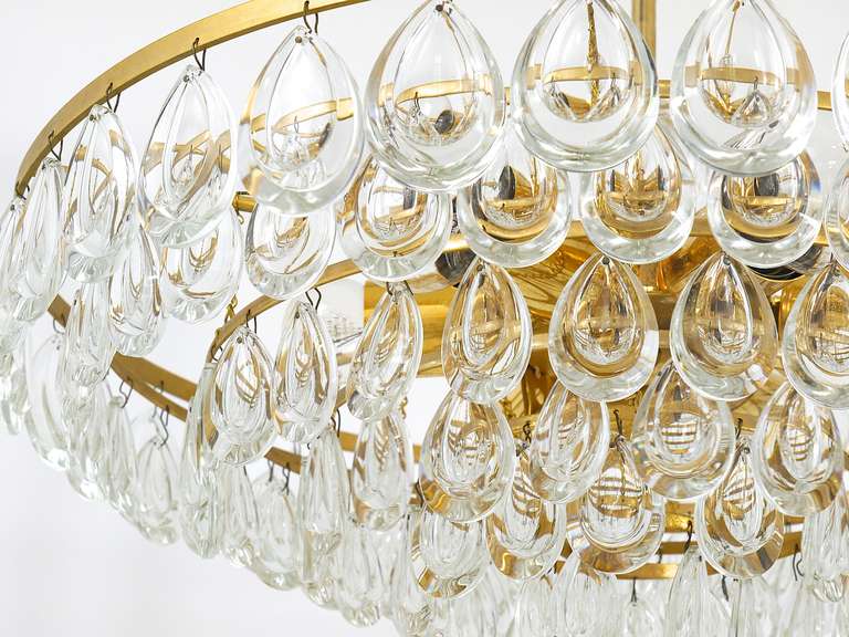 Gilded Brass and Teardrop Crystal Glass Chandelier by Palwa, circa 1970s In Excellent Condition In Vienna, AT